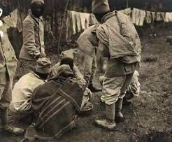 Somalis employés à la réfection des routes, 17 octobre 1916