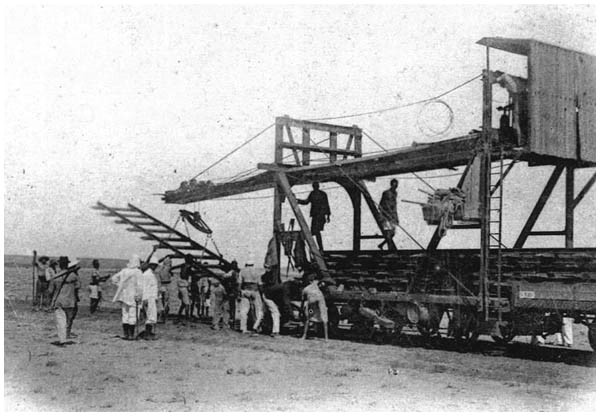 Pose de rails du chemin de fer Djibouti–Éthiopie au début du XXe siècle