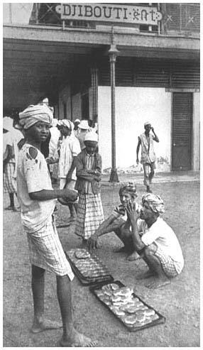 Jeunes vendeurs devant la gare de Djibouti en 1912.