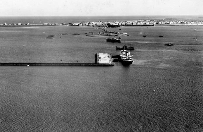 Premier pétrolier à quai au port de Djibouti en 1938.
