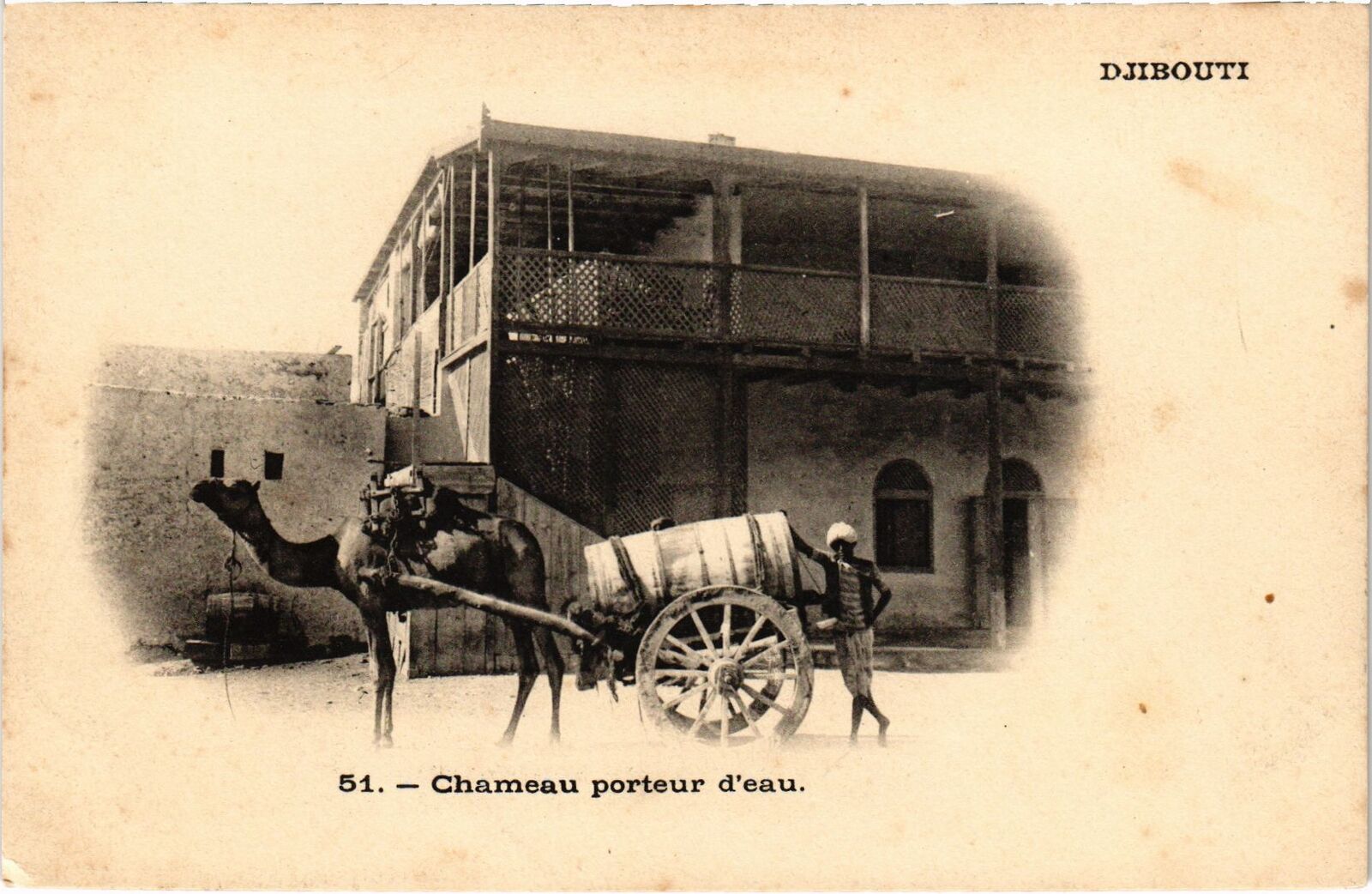 Chamelier porteur d'eau dans les rues de Djibouti en 1920.