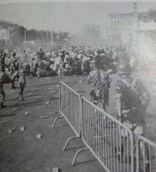 Manifestants chassés et massacrés par les autorités coloniales en 1966