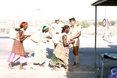 Djiboutiennes au point de controle du barrage de la honte en 1967