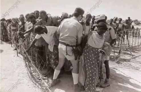 Djiboutiens bloqués au point de controle du barrage de la honte en 1967.