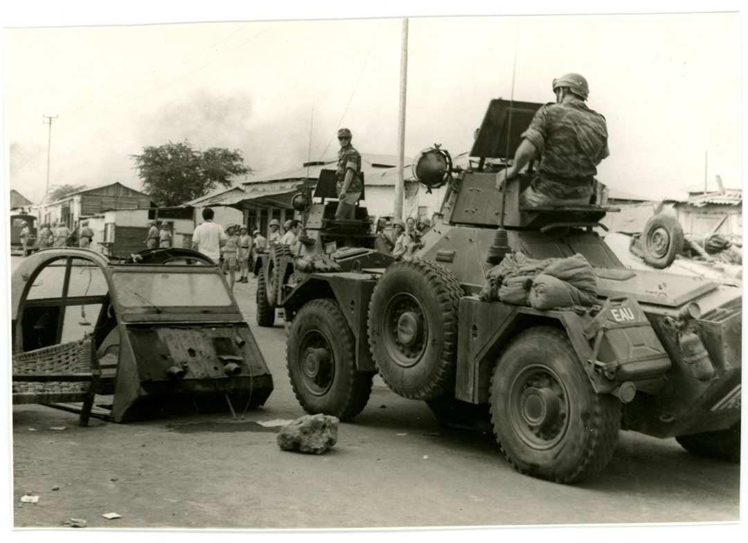 Véhicules blindés dans les rues en 1966.