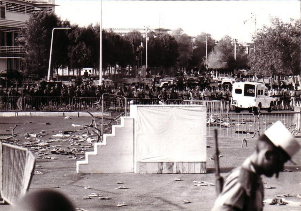 Vue sur l'esplanade devant l'assemblée ou De Gaulle devait faire son discours en 1966.