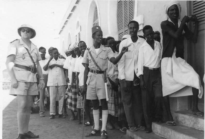 Foule rassemblée devant un bureau de vote lors du référendum de 1967.