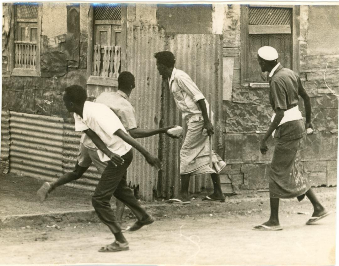 Manifestants en train de fuir lors des émeutes de 1966