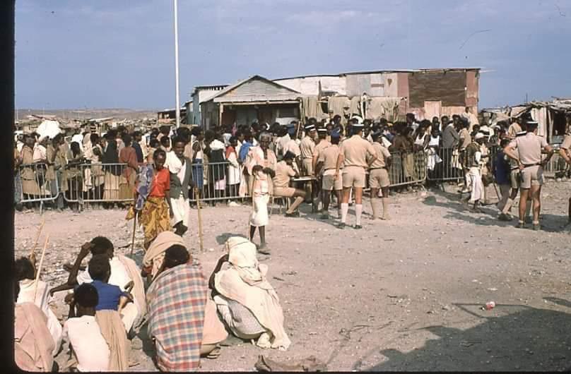 Population Djiboutienne refoulée au niveau du poste de controle du Barrage de la honte en 1967.