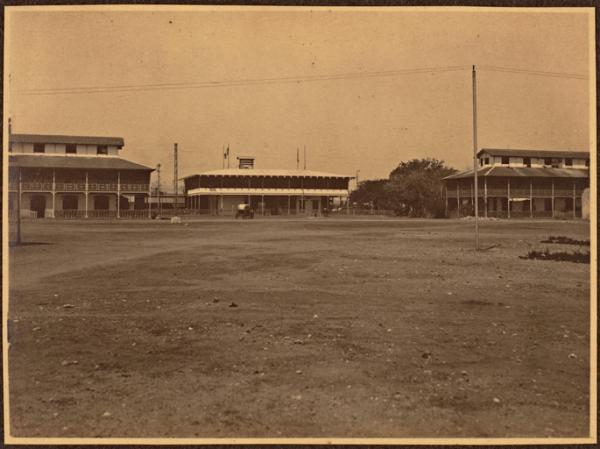 Djibouti. La gare des voyageurs ; bureaux des services de la Compagnie du chemin de fer franco-éthiopien Djibouti à Addis-Abeba 1923