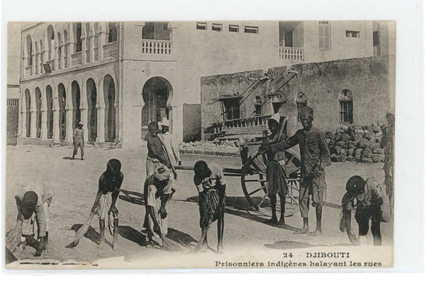 Prisonniers Djiboutiens balayant les rues entre 1900 et 1910