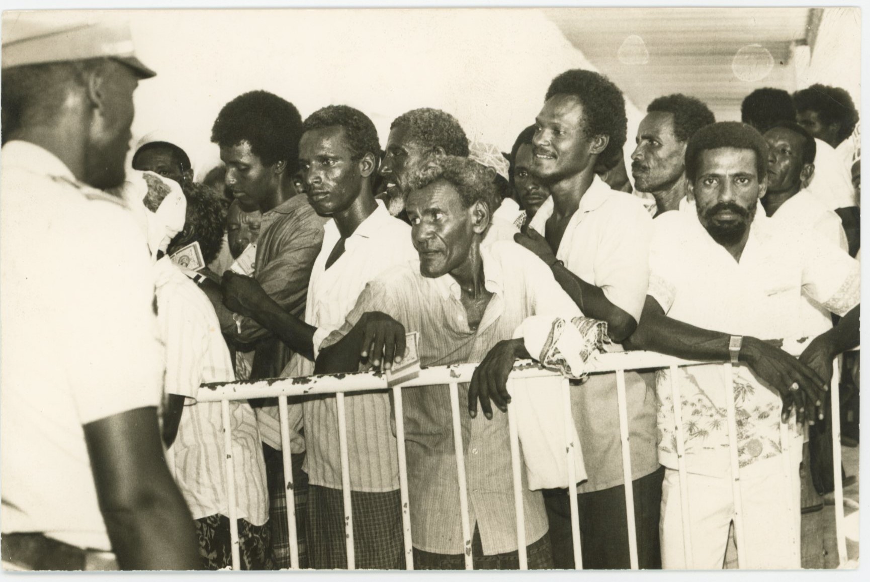 Djiboutiens devant les bureaux de vote en 1977.