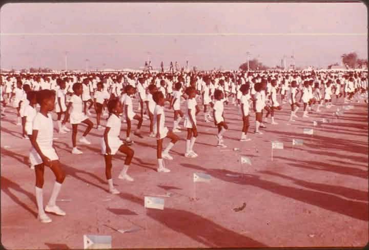 Célébration des jeunes lors de la cérémonie pour l'indépendance en 1977.